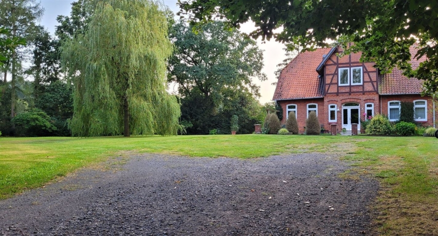Niedersachsenhaus - Historisches Niedersachsenhaus mit ca. 9,22 ha. Hof- u. arrondierte Ackerfläche in Alleinlage