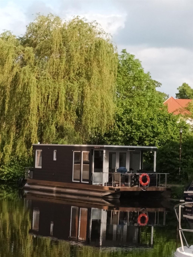 Hausboot in mitten der Natur - Ein Zuhause, auf dem Wasser oder im Hafen, exklusives Hausboot Neubau 2023