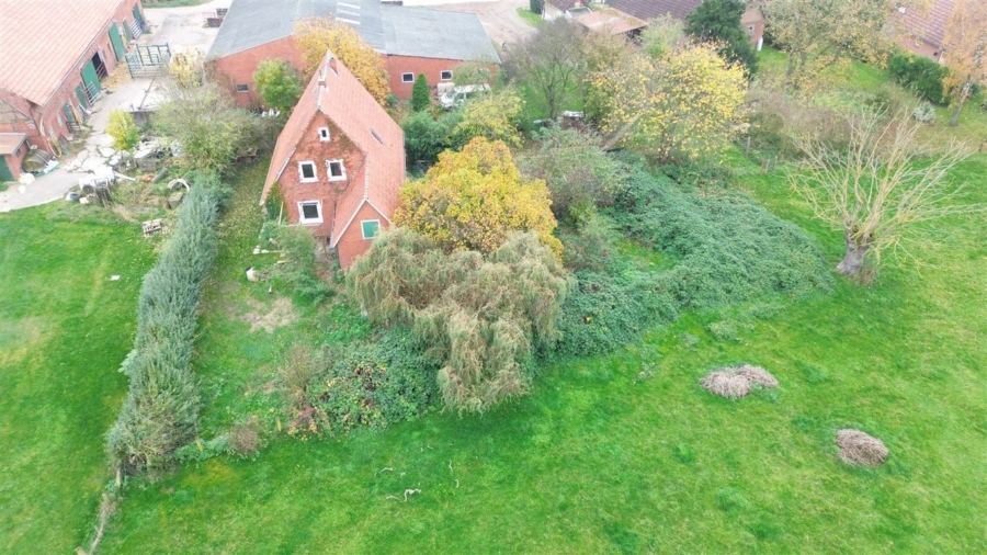 Vogelperspektive mit Grünland - Einfamilienhaus mit Gestaltungsspielraum für Handwerker, Grünland auf Wunsch pachtbar