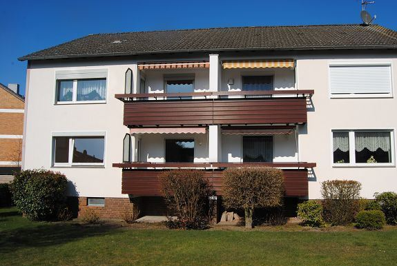 Mehrfamilienhaus Whg. im EG rechts - Wohnung im EG mit Balkon, Garage und Stellplatz in ruhiger Lage … sucht lebensälteren Mieter …