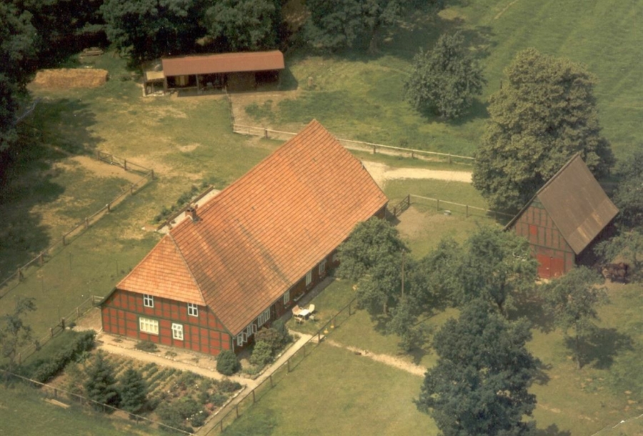 Aus der Vogelperspektive - Historischer Niedersachsen- Bauernhof in Fachwerk mit Pferdeboxen u. tollen Eichenbaumbestand