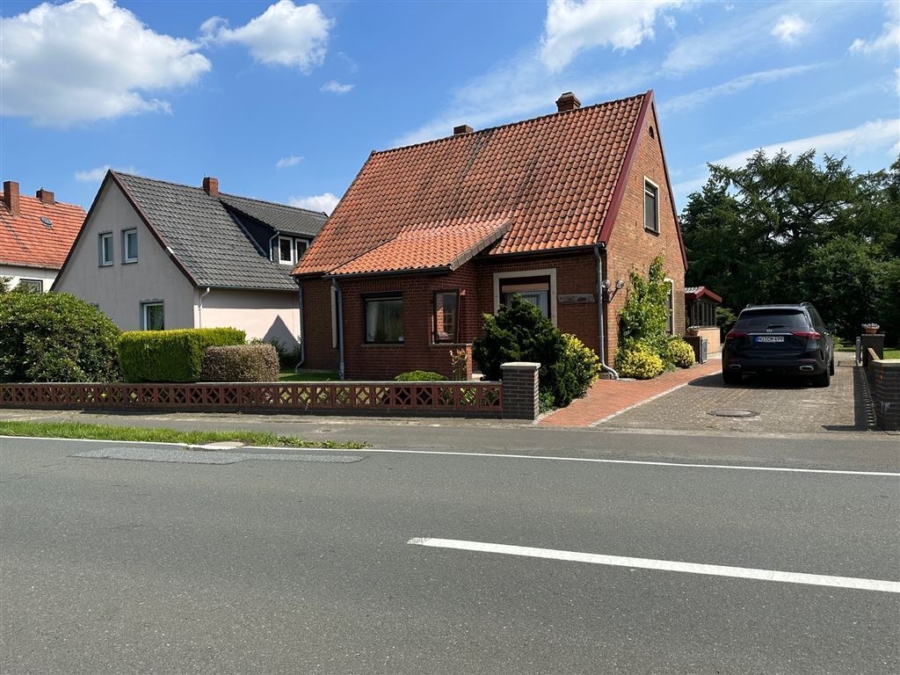 Einfamilienhaus - Gelegenheit: Niedliches Einfamilienhaus mit viel Wald- u. Grünfläche u. einem Baugrundstück