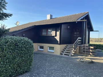 Charmantes Blockbohlenhaus mit Sonnenterrasse mit tollem Weitblick u. einer beheizbaren Vollkeller., 31595 Steyerberg, Landhaus