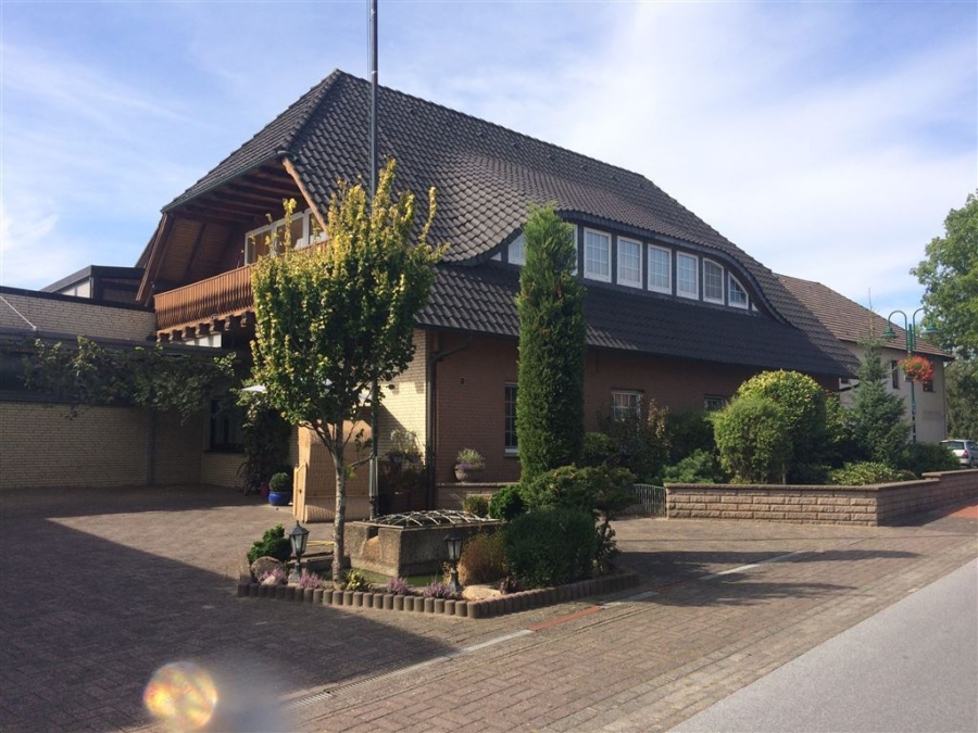 Wohnhaus mit Charme - 4 auf einen Streich … 2 Wohnhäuser, 1 Gewerbeimmobilie und 1 Baugrundstück …