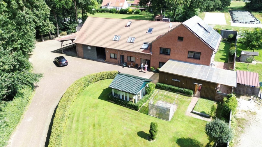 Wohnhaus mit Zufahrt - Ehemaliger Bauernhof mit historischen Baumbestand , Atelier, viel Platz u. Perspektive TOP Zustand