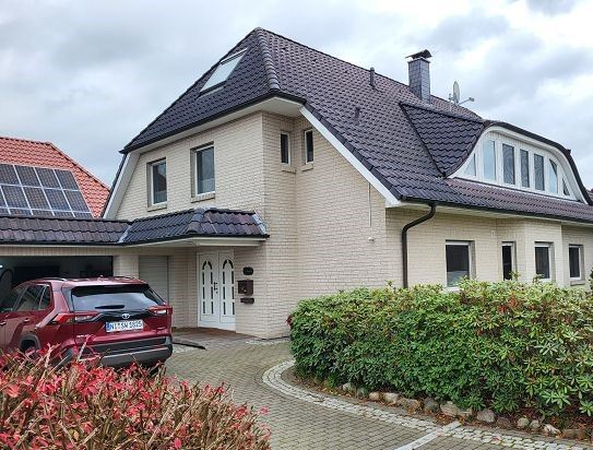 2-Fam.Haus mit Zufahrt und Doppelgarage - Zweifamilienhaus mit Doppelgarage und separater Bürofläche – Preis auf Anfrage.