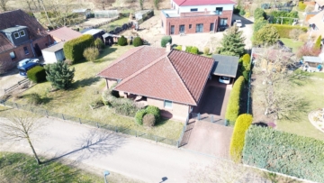 Charmanter Winkelbungalow mit Carport – Platz für Ihre Träume!, 31595 Steyerberg, Einfamilienhaus
