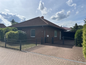 Charmanter Winkelbungalow mit Carport – Platz für Ihre Träume!, 31595 Steyerberg, Einfamilienhaus