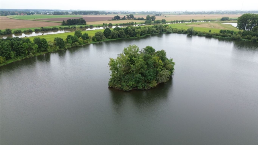 Vogelperspektive - Interessante Seelandschaft mit 9,38 ha Fläche und Insel, sowie direkter Weseranbindung