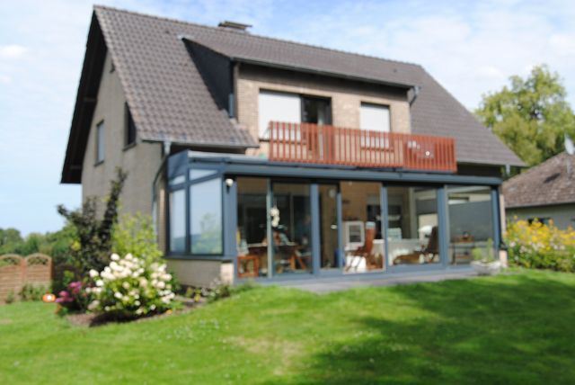 Blick aus dem Garten - Gepflegtes Wohnhaus mit traumhaftem Weitblick sucht neue Besitzer.