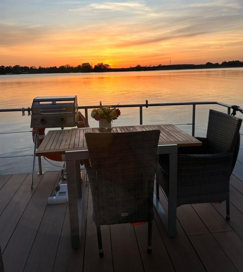 Den Sonnenuntergang auf dem Hausboot genießen - Ein Zuhause, auf dem Wasser oder im Hafen, exklusives Hausboot Neubau 2023
