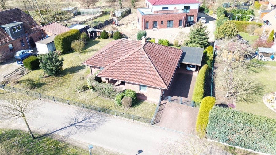 Vogelperspetive - Charmanter Winkelbungalow mit Carport – Platz für Ihre Träume!